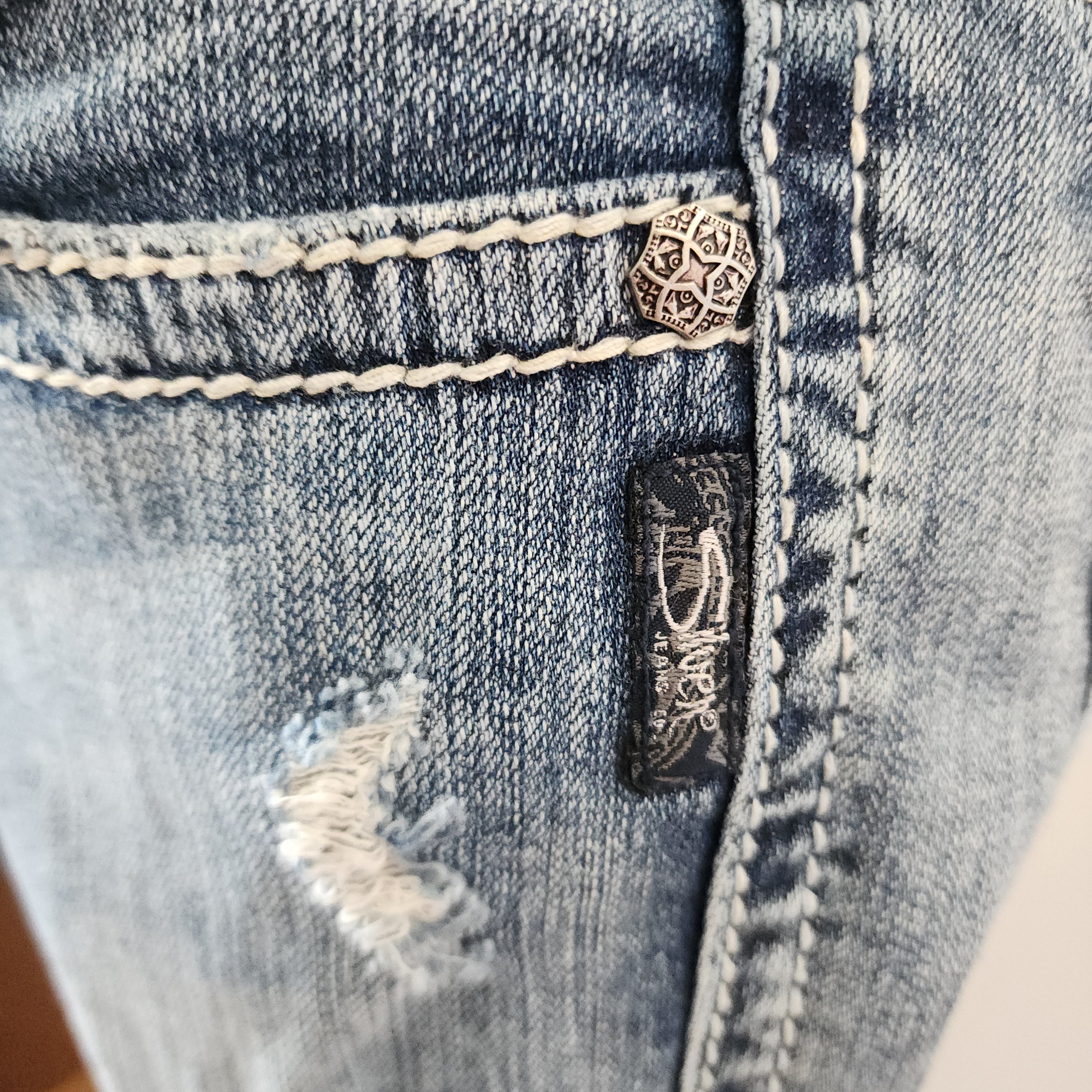 Y2K Silver Jeans Low Rise Light Wash Embroidered Distressed Straight Leg Denim Jeans