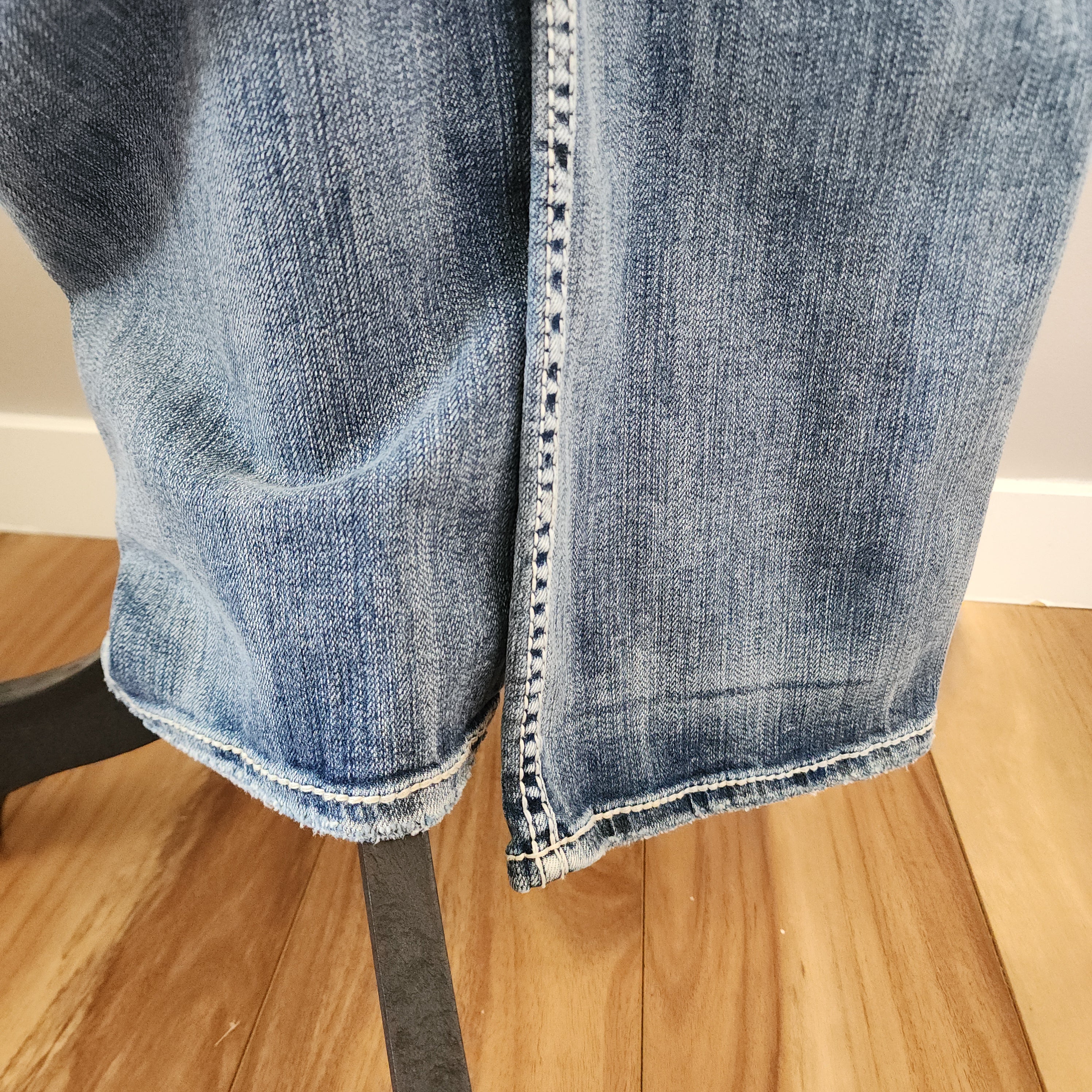 Y2K Silver Jeans Low Rise Light Wash Embroidered Distressed Straight Leg Denim Jeans