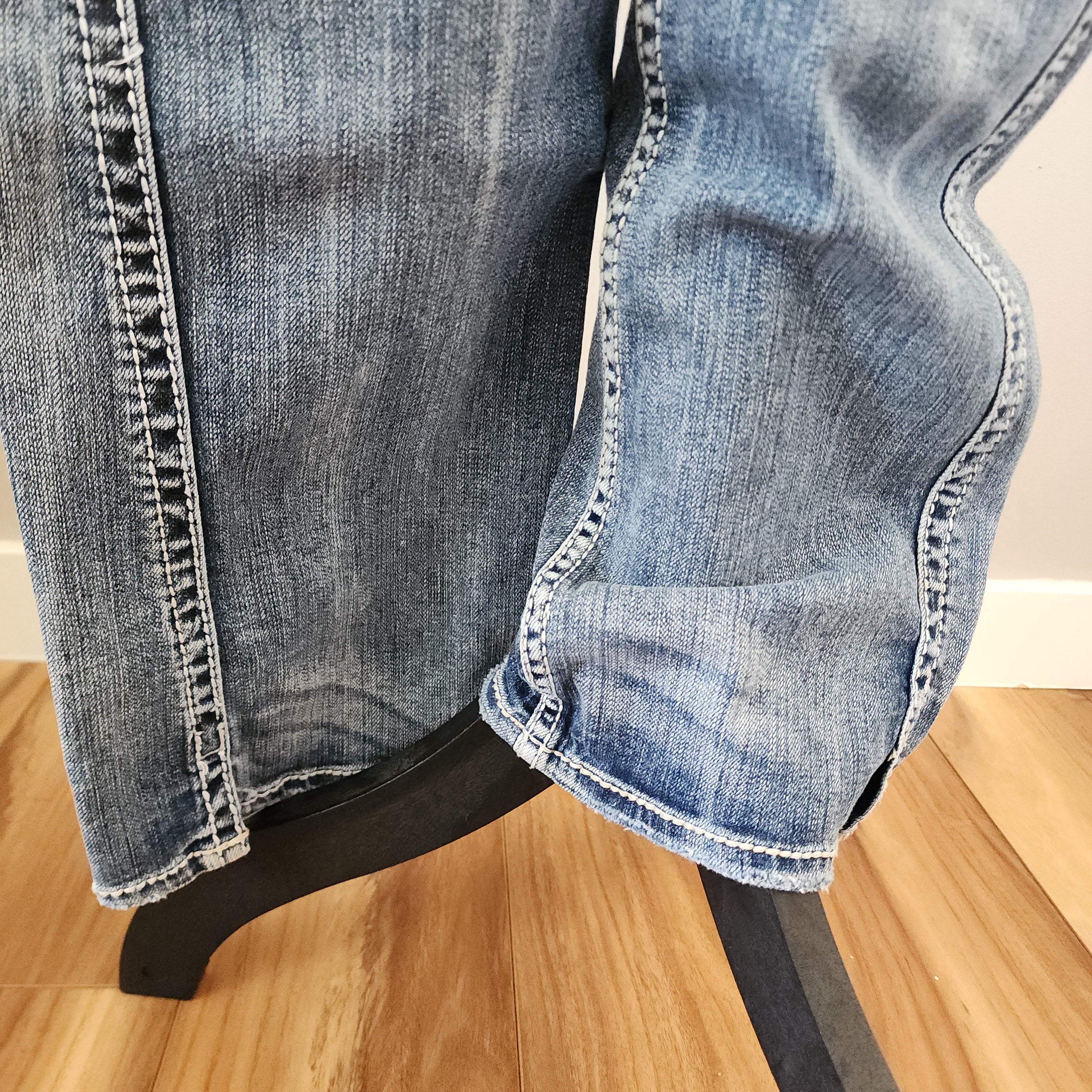 Y2K Silver Jeans Low Rise Light Wash Embroidered Distressed Straight Leg Denim Jeans