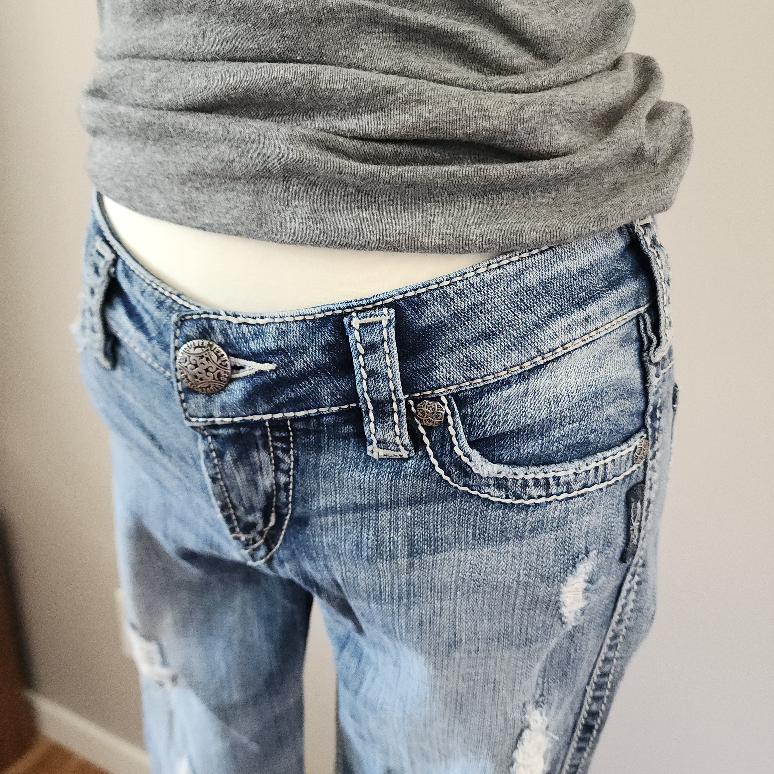 Y2K Silver Jeans Low Rise Light Wash Embroidered Distressed Straight Leg Denim Jeans